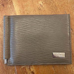 New Salvatore Ferragamo Pebble Gray Leather Credit Card Wallet & Money Clip